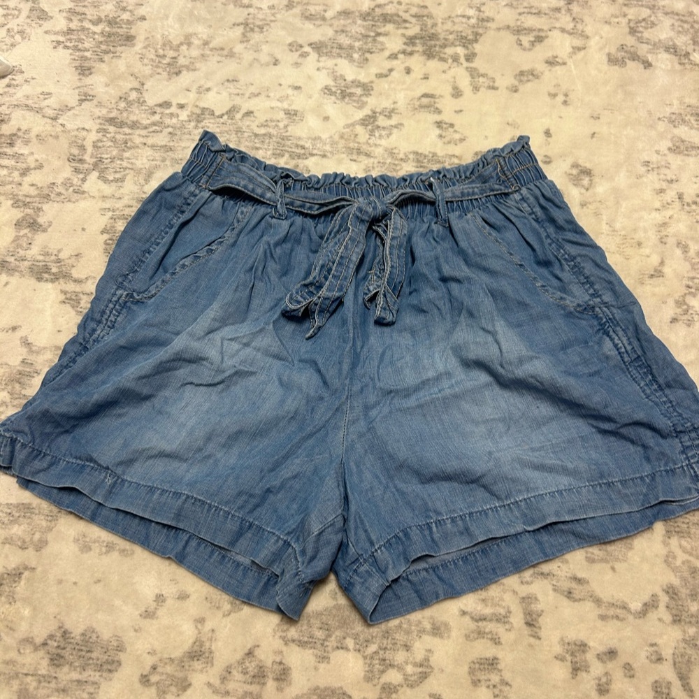 Jean shorts with a tie belt